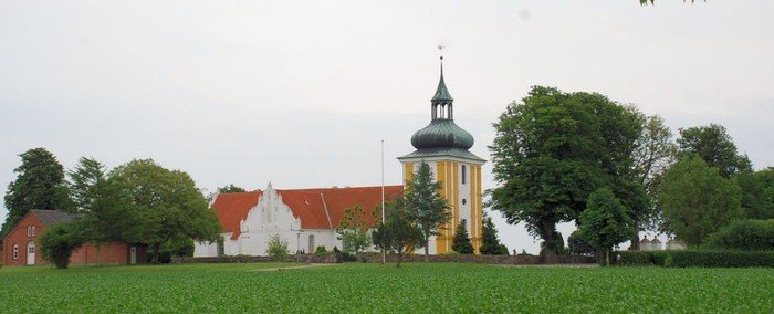 Husby kirke hørte under Wedellsborg indtil 1990.