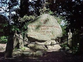 Grundlovsstenen på Viby gamle kirkegård, 1915