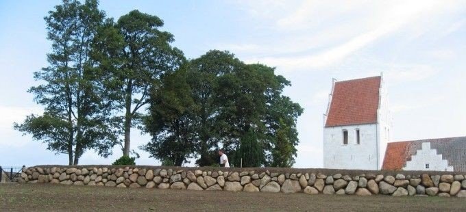 Digebyggeriet er nu afsluttet på smukkeste vis og danner en fin ramme om kirkegården