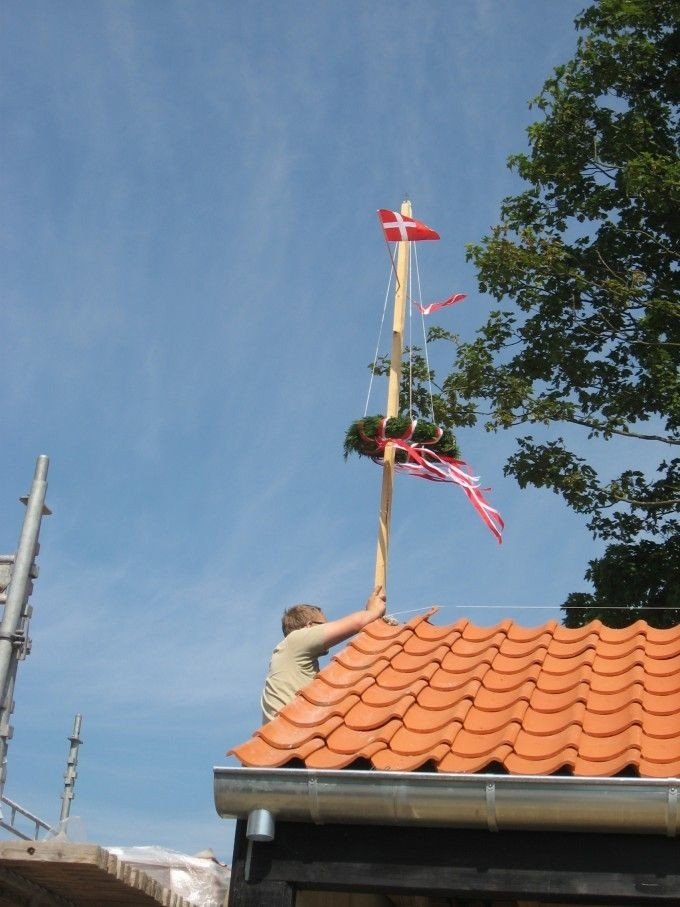 Sankthansdag 2010 tændte Stig op i grillen på parkeringspladsen ved Føns kirke.