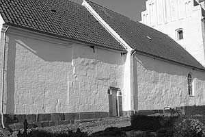 Udby kirke anno 2003 set fra nordsiden. Her ses korforlængelsen og den tilmurede dør. Vinduet sidder på norddørens plads